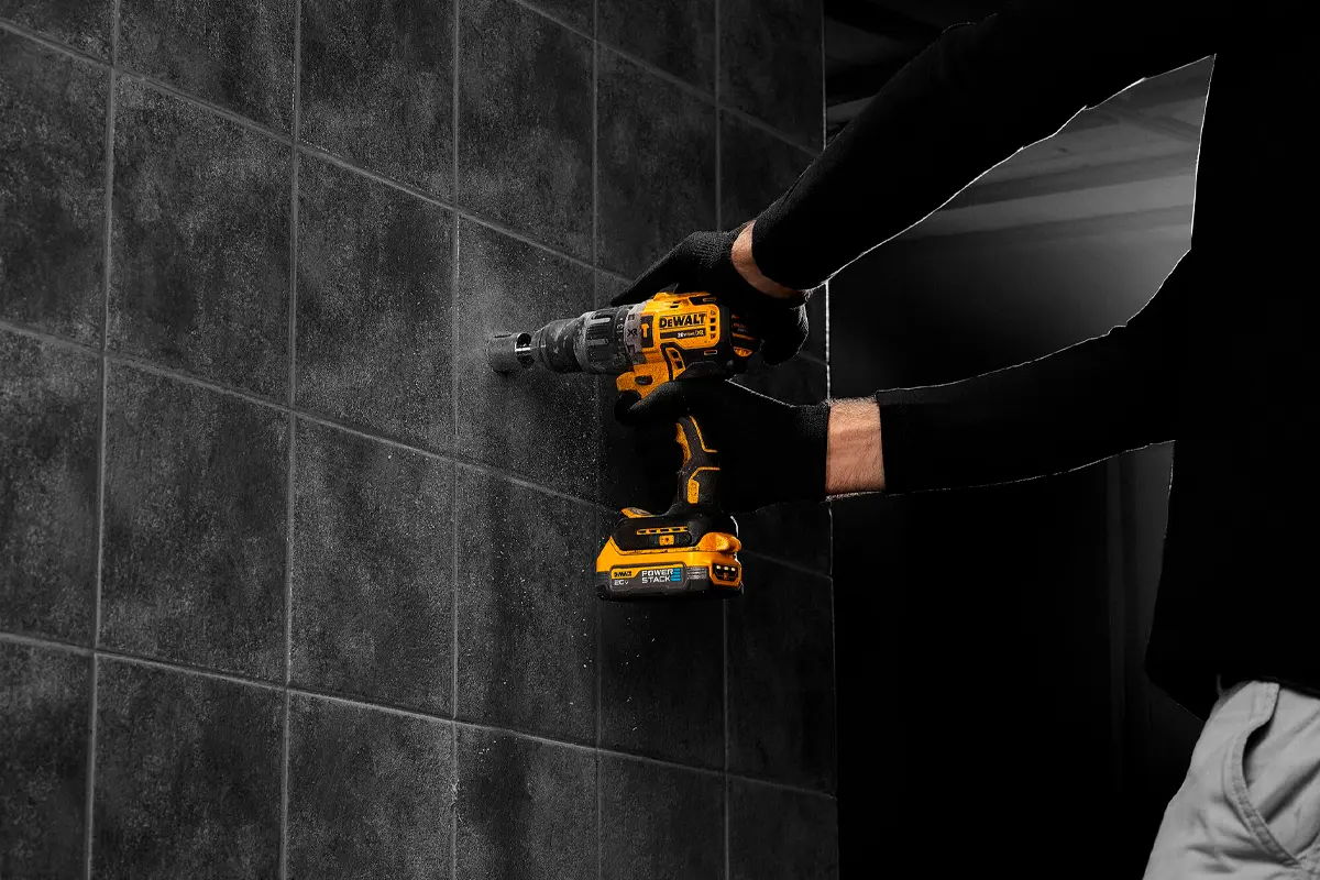 Аккумуляторная ударная дрель-шуруповерт DEWALT DCD796E2T, 18 В, 2000 об/мин, 34000 уд/мин, с 2 АКБ 1.7 Ач и ЗУ, в кейсе (DCD796E2T-QW)