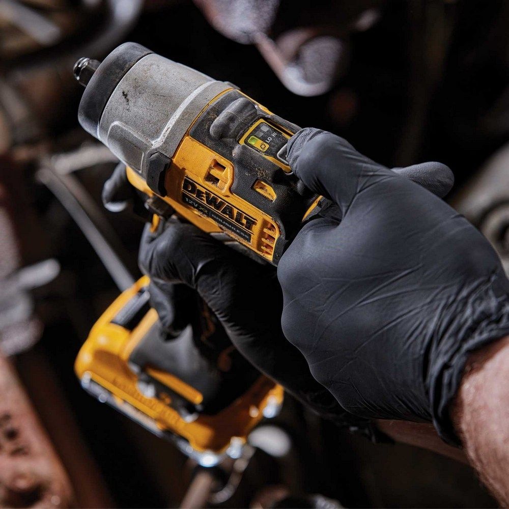 Аккумуляторный компактный импульсный гайковерт DEWALT DCF902D2