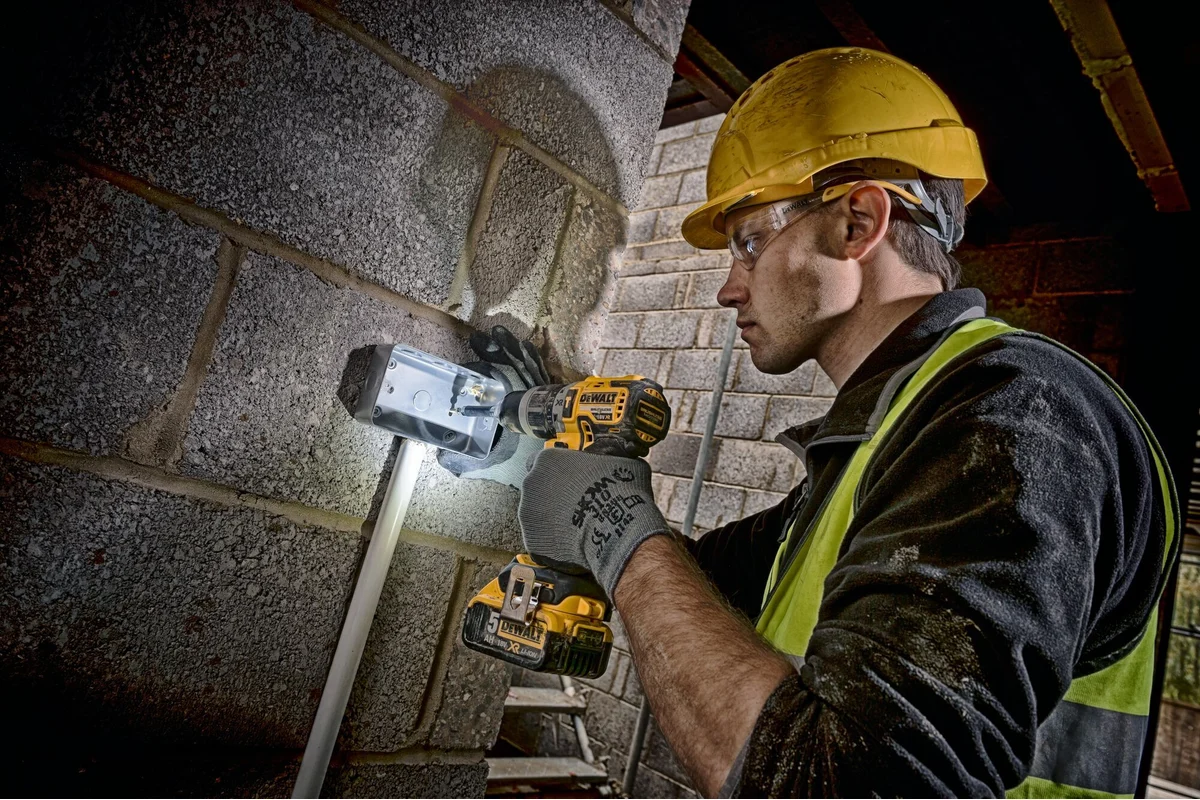 Аккумуляторная ударная дрель-шуруповерт DEWALT DCD796E2T, 18 В, 2000 об/мин, 34000 уд/мин, с 2 АКБ 1.7 Ач и ЗУ, в кейсе (DCD796E2T-QW)